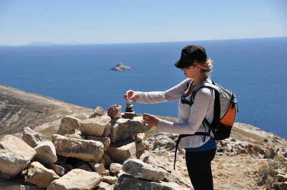 Construindo nosso totem de pedra no alto da Isla del Sol, no lago Titicaca, na Bolívia
